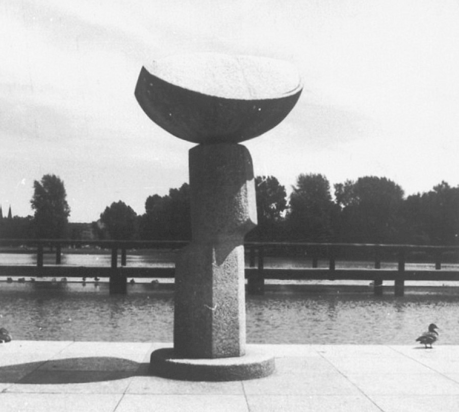 Von der Museumsterrasse hatte man schon 1980 einen schönen Blick auf die Skulptur „Fahne im Wind“ und den Aachener Weiher | Die Kölner Parkweiher – Aachener Weiher