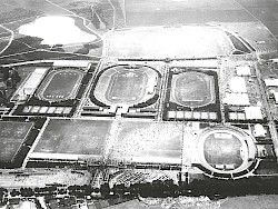 Der Sportpark Müngersdorf mit Schwimmbad (links) und Stadion (Mitte) kurz nach seiner Eröffnung im Jahr 1926. Im Hintergrund ist gut der Adenauer Weiher zu erkennen, der Stadtwald in dieser Zeit war noch nicht sehr hoch gewachsen. Foto: Carl und Lise