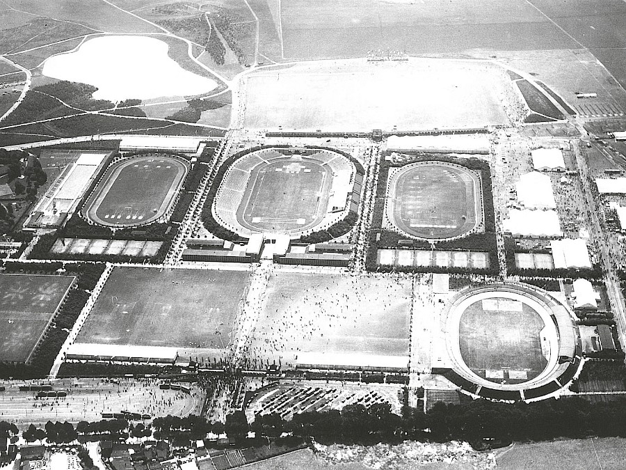 Der Sportpark Müngersdorf mit Schwimmbad (links) und Stadion (Mitte) kurz nach seiner Eröffnung im Jahr 1926. | Die Kölner Parkweiher – Adenauer Weiher