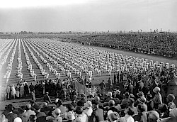 In nur zwei Jahren wurden zwischen 1926 und 1928 die Jahnwiesen extra für das Turnfest angelegt, nicht zuletzt um solche Massen-Veranstaltungen zu ermöglichen. Foto: Bundesarchiv (Bild 102-06313)