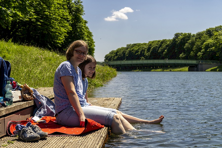 An der Einlassstelle für die Sportruderboote ist die Abkühlung besonders angenehm. | Die Kölner Parkweiher – Decksteiner Weiher
