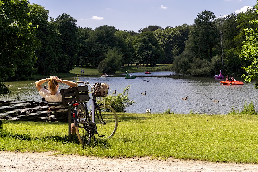 Sportler*innen sind am Weiher bestens aufgehoben – Blick aufs Wasser inklusive. | Die Kölner Parkweiher – Decksteiner Weiher