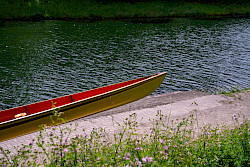 Kein seltenes Bild am Decksteiner Weiher, dessen Fahrgewässer ideal für Sportruderer ist. (Foto: Florian Baukmann, Köln)