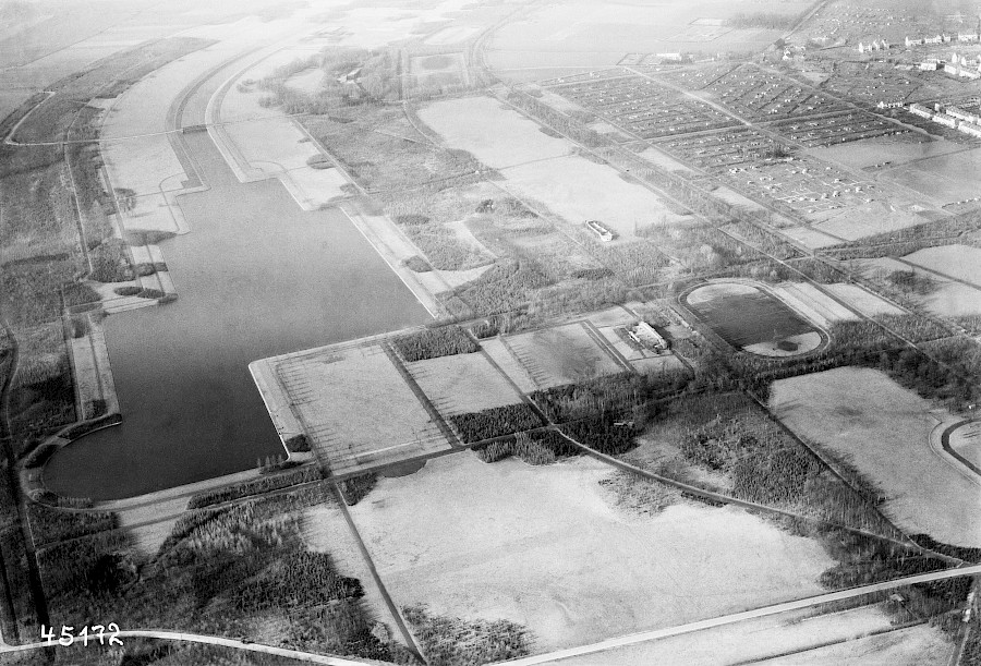 Weiher mit Ecken und Kanten – hier auf einem Luftbild aus der Vorkriegszeit (ca. 1939) | Die Kölner Parkweiher – Decksteiner Weiher