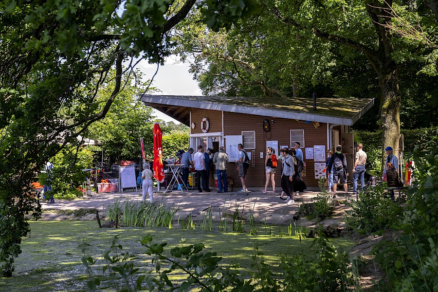 Schlange stehen für Kuchen und kühle Getränke – keine Seltenheit an der beliebten Kahnstation. | Die Kölner Parkweiher – Kalscheurer Weiher
