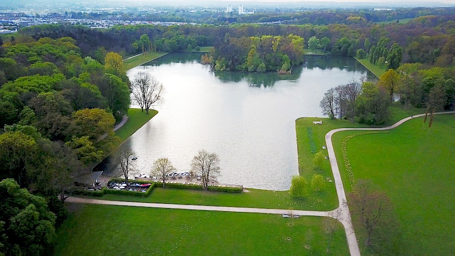 Von der Kahnstation geht der Blick über den Weiher direkt nach Westen. (Foto: Maximilian Schönherr / CC BY 4.0 / via Wikimedia Commons) | Die Kölner Parkweiher – Kalscheurer Weiher